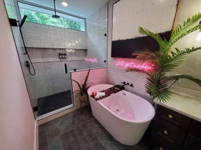 Black House - Downtown Elegance with HotTub and King Beds